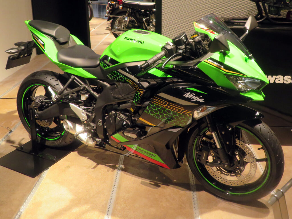 2023年>Kawasaki Ninja ZX-25Rの魅力を徹底解説 | Bikefun